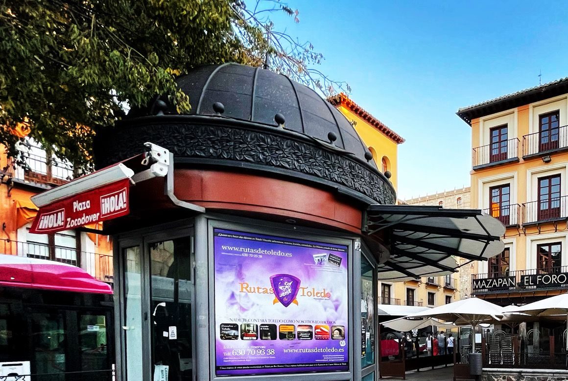 Kiosco de Plaza de Zocodover identificado con el cartel de Rutas de Toledo