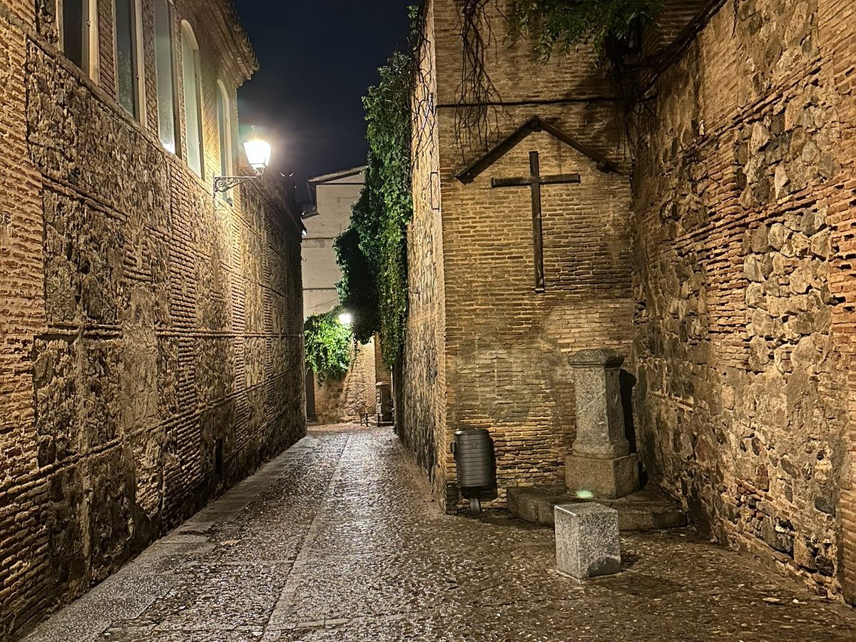 Calle de los cobertizos de Toledo por la noche